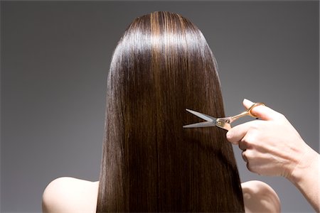 Woman having haircut, rear view Foto de stock - Sin royalties Premium, Código: 693-03316528