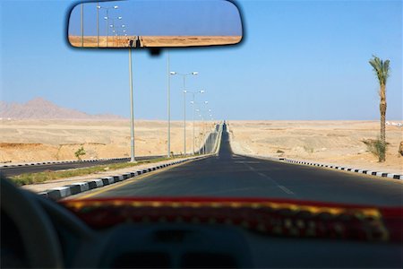 espejo retrovisor - Sharm el Sheikh, Egypt, view through taxi windscreen Foto de stock - Sin royalties Premium, Código: 693-03316767