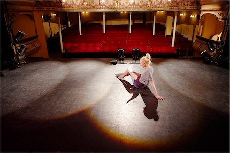 performers on stage - Young woman on stage Foto de stock - Sin royalties Premium, Código: 693-03316971