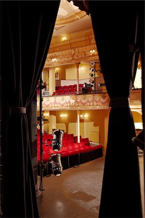 Theatre, view through stage curtain Foto de stock - Sin royalties Premium, Código: 693-03316989