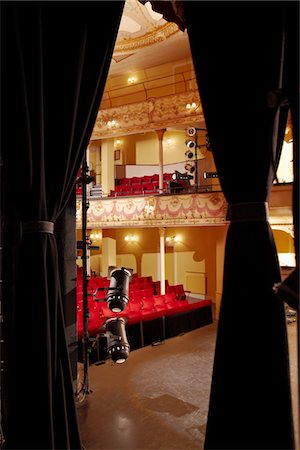 Théâtre, vue à travers le rideau de scène Photographie de stock - Premium Libres de Droits, Code: 693-03316989