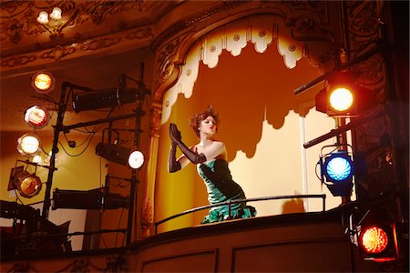 Jeune femme en boîte de théâtre Photographie de stock - Premium Libres de Droits, Code: 693-03316997