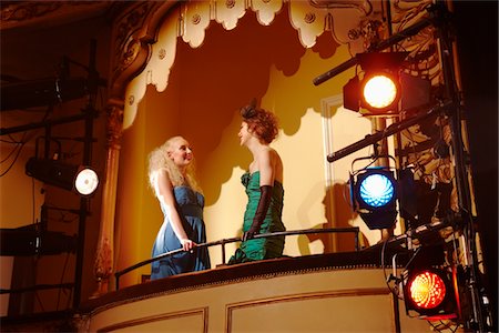 Jeunes femmes dans la zone de théâtre Photographie de stock - Premium Libres de Droits, Code: 693-03317003