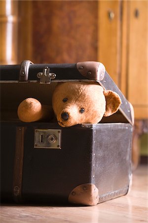 Teddy bear in suitcase Foto de stock - Sin royalties Premium, Código: 693-03317031