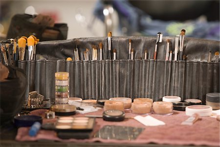 Professional cosmetics brushes on dressing table Foto de stock - Royalty Free Premium, Número: 693-03317136