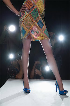 Low section of womans legs on catwalk with cameras flashing Foto de stock - Sin royalties Premium, Código: 693-03317162