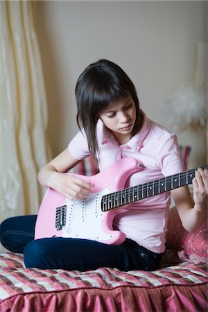 Teenage girl playing electric guitar Foto de stock - Royalty Free Premium, Número: 693-03317205