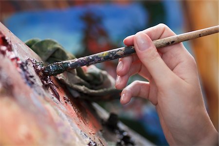 palette (peintre) - Femme tient paintbbrush mélange couleurs sur la palette de l'art Photographie de stock - Premium Libres de Droits, Code: 693-03317250