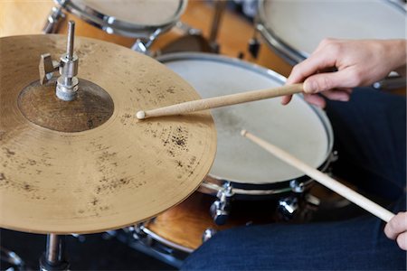 platillo - Caucasian man plays drum set Foto de stock - Sin royalties Premium, Código: 693-03317264
