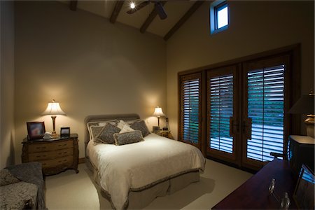 simsearch:693-03317419,k - Palm Springs bedroom at dusk Foto de stock - Royalty Free Premium, Número: 693-03317339