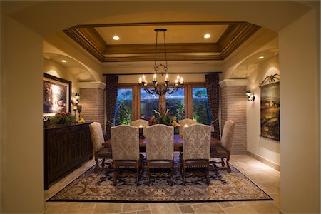 spacious rooms interior - Palm Springs dining area and patterned rug Stock Photo - Premium Royalty-Free, Code: 693-03317342