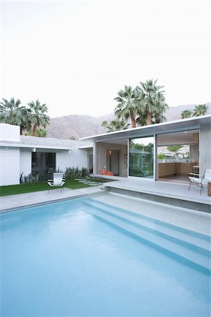 simsearch:693-03317404,k - Split level poolside area, Palm Springs Foto de stock - Royalty Free Premium, Número: 693-03317354