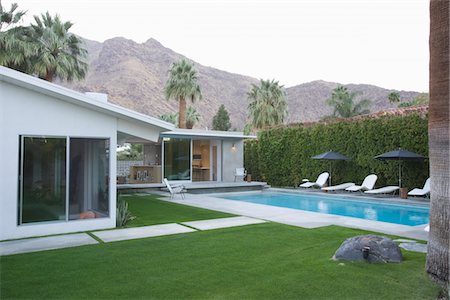 simsearch:693-03317404,k - Palm Springs swimming pool and home exterior Foto de stock - Royalty Free Premium, Número: 693-03317352