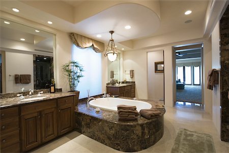 doblado - Marble bath with surround in Palm Springs home Foto de stock - Sin royalties Premium, Código: 693-03317367