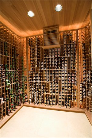 Wine cellar of Palm Springs home Foto de stock - Royalty Free Premium, Número: 693-03317361