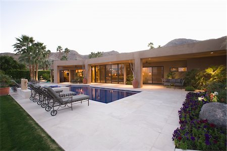 single storey - Poolside area with sun loungers, Palm Springs home Foto de stock - Sin royalties Premium, Código: 693-03317363