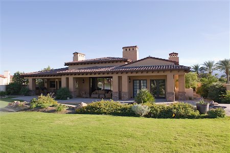 single storey - Sunlit garden exterior of Palm Springs home Foto de stock - Sin royalties Premium, Código: 693-03317373