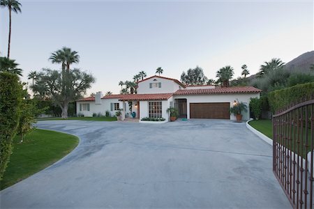 Open gate and driveway of Palm Springs home Foto de stock - Sin royalties Premium, Código: 693-03317384