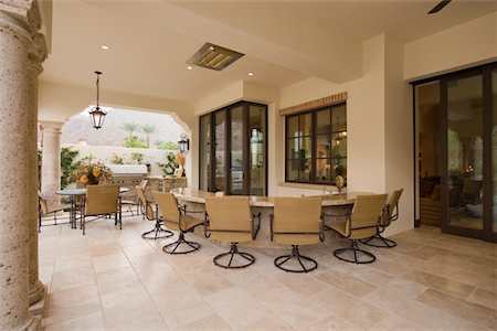 simsearch:693-03317404,k - Swivel armchairs at bar area of outdoor room, Palm Springs home Foto de stock - Royalty Free Premium, Número: 693-03317388