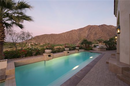 palm springs - Paved poolside area of Palm Springs home Foto de stock - Sin royalties Premium, Código: 693-03317407