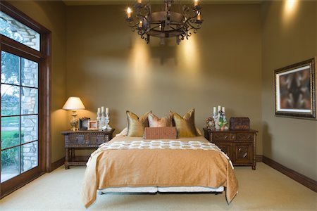 simsearch:693-03317404,k - Chandelier hangs over bed in Palm Springs home Foto de stock - Royalty Free Premium, Número: 693-03317436