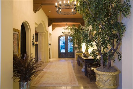 palm springs - Chandelier in Palm Springs entrance hallway Foto de stock - Sin royalties Premium, Código: 693-03317455