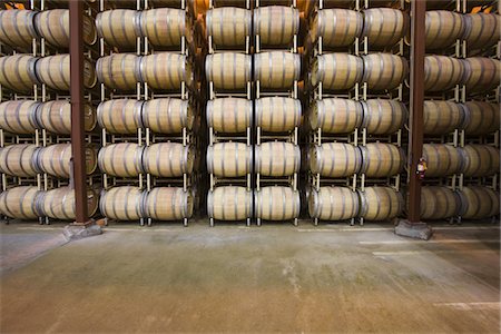 Wine barrels in storage, Santa Maria, California Foto de stock - Sin royalties Premium, Código: 693-03317505