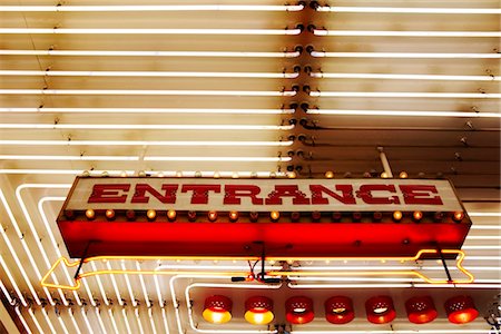 Entrance sign, low angle Foto de stock - Sin royalties Premium, Código: 693-03317593