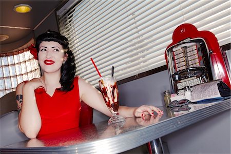 Retro woman in red dress in American diner Foto de stock - Sin royalties Premium, Código: 693-03317690