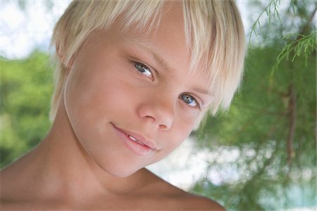 Blonde boy aged 12-13 years Foto de stock - Sin royalties Premium, Código: 693-03317738