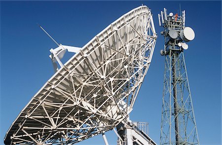 Tours de télécommunication par satellite plat et de la communication Photographie de stock - Premium Libres de Droits, Code: 693-03310299