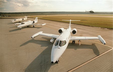 simsearch:693-03310514,k - Three jet plains at airport, helicopter in background, elevated view Foto de stock - Royalty Free Premium, Número: 693-03310519