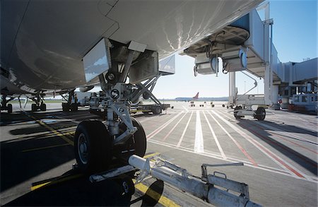 Close-up of airplanes wheel at airport Foto de stock - Sin royalties Premium, Código: 693-03310525