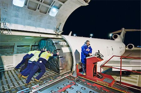personale di terra - Airfreight loading onto Boeing 727 Fotografie stock - Premium Royalty-Free, Codice: 693-03310554
