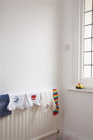 radiador - Child's clothing drying on radiator Foto de stock - Sin royalties Premium, Código: 693-03310585