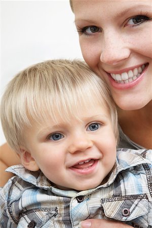 shoulders mom - Holding mère fils (1 - 2), studio shot Photographie de stock - Premium Libres de Droits, Code: 693-03310834