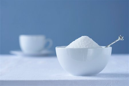 Bol de sucre sur la table, tasse à thé en arrière-plan Photographie de stock - Premium Libres de Droits, Code: 693-03310955