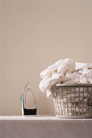 Iron next to laundry basket on table Foto de stock - Sin royalties Premium, Código: 693-03310975