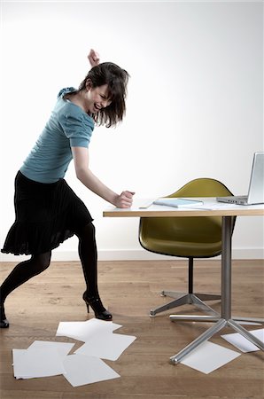 furious - Furious woman hitting desk Foto de stock - Sin royalties Premium, Código: 693-03311047