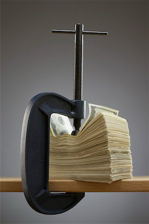 Vise gripping stack of banknotes Foto de stock - Sin royalties Premium, Código: 693-03311145