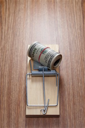 dishonesty - Roll of dollar bills in mouse trap Foto de stock - Sin royalties Premium, Código: 693-03311149