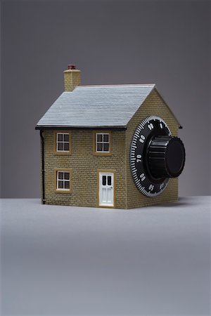 Small model of house with combination lock Foto de stock - Royalty Free Premium, Número: 693-03311174