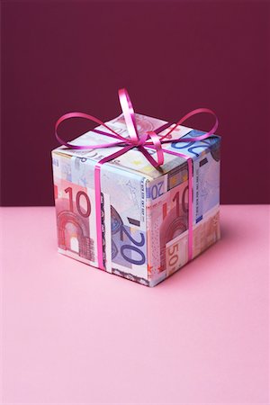 Small gift wrapped in Euro notes Foto de stock - Sin royalties Premium, Código: 693-03311178
