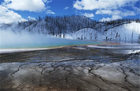 USA, Wyoming, Yellowstone National Park, Grand Prismatic Spring, mist over hot spring in winter landscape Foto de stock - Royalty Free Premium, Número: 693-03311359