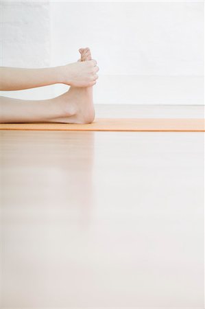 Teenage girl (16-17) stretching leg, low section Foto de stock - Sin royalties Premium, Código: 693-03311457