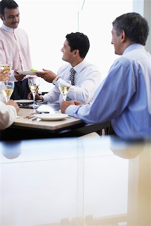 Business man taking meal from waiter Foto de stock - Sin royalties Premium, Código: 693-03311489