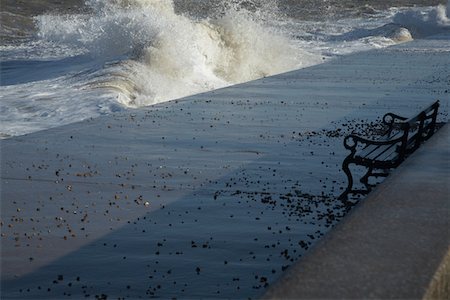 Water crashing on cement pier Foto de stock - Sin royalties Premium, Código: 693-03312007