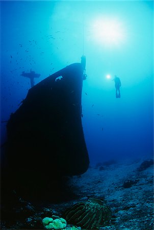 restos - Diver exploring bow of sunken fishing trawler Foto de stock - Sin royalties Premium, Código: 693-03312000