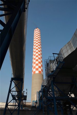 Oil fired power station, main flue taking waste gases to chimney Foto de stock - Royalty Free Premium, Número: 693-03312187