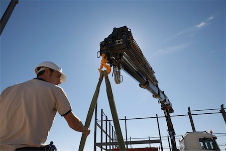 Déchargement RSJs (poutrelles d'acier rigides) de camion pour construire l'entrepôt Photographie de stock - Premium Libres de Droits, Code: 693-03312193